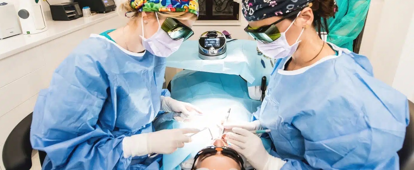 Cauza pierderii dintilor si solutii cu ajutorul protezelor fixe pe implanturi